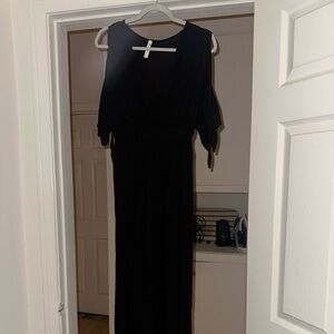 Francesca's Collections Black V-Neck Flutter Sleeve Gown